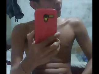 Novinho se exibindo em frente ao espelho part1